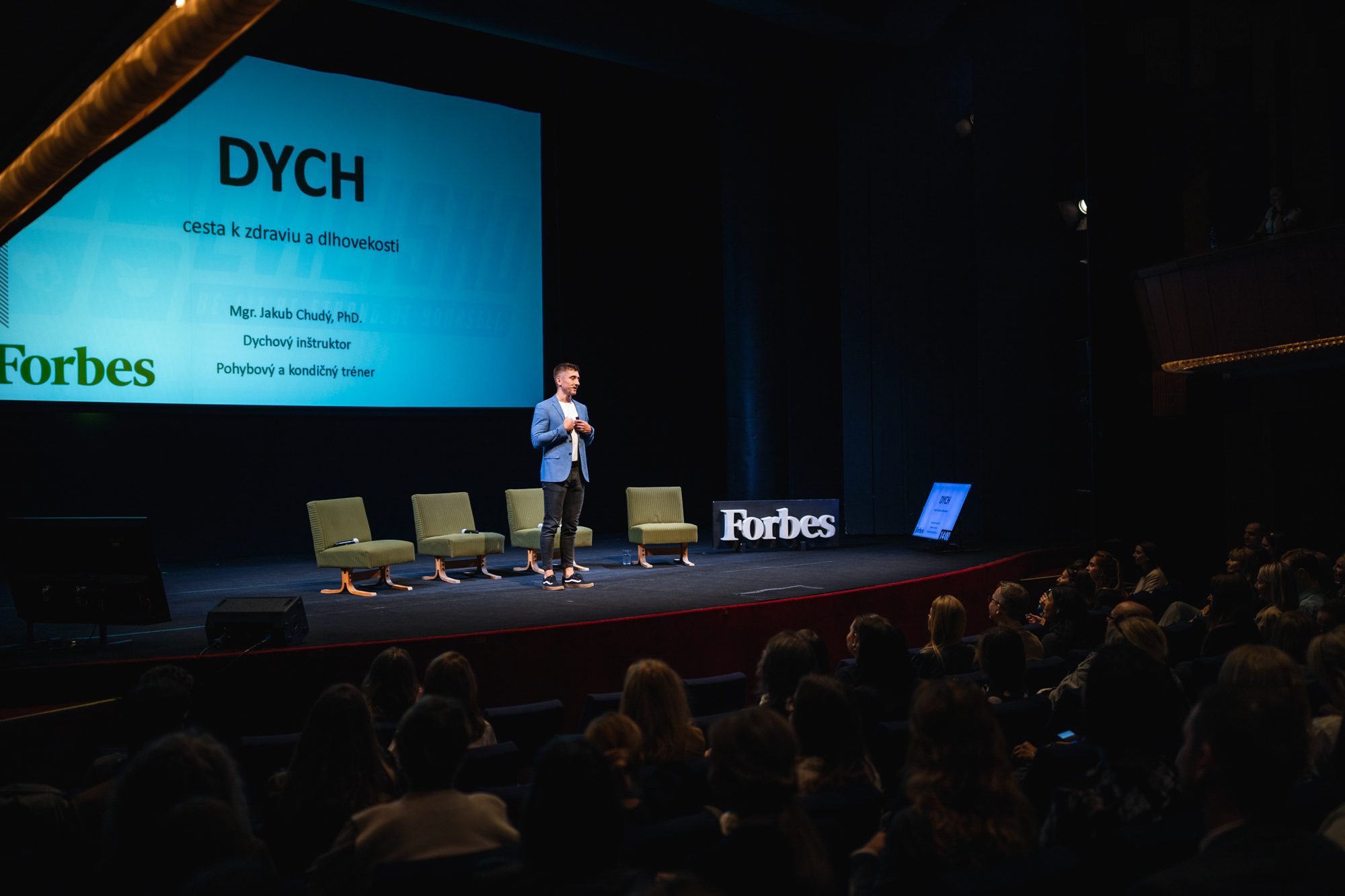 Jakub Chudý na pódiu počas Forbes prednášky Dych