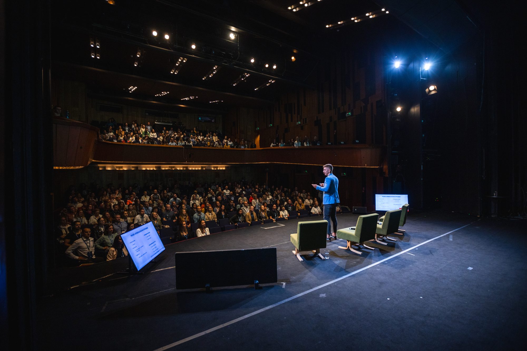 Jakub Chudý počas prednášky o dýchaní pre Forbes
